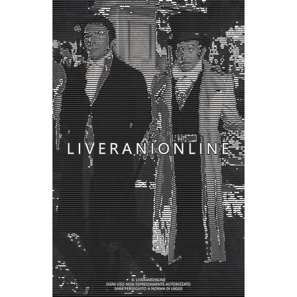 RETROSPETTIVA ENRICO MARIA SALERNO ATTORE NELLA FOTO ENRICO MARIA SALERNO CON ROBERT HOSSEIN NELL\'ANNO 1969 SUL SET DEL FILM “NELL\'ANNO DEL SIGNORE“ AG ALDO LIVERANI SAS