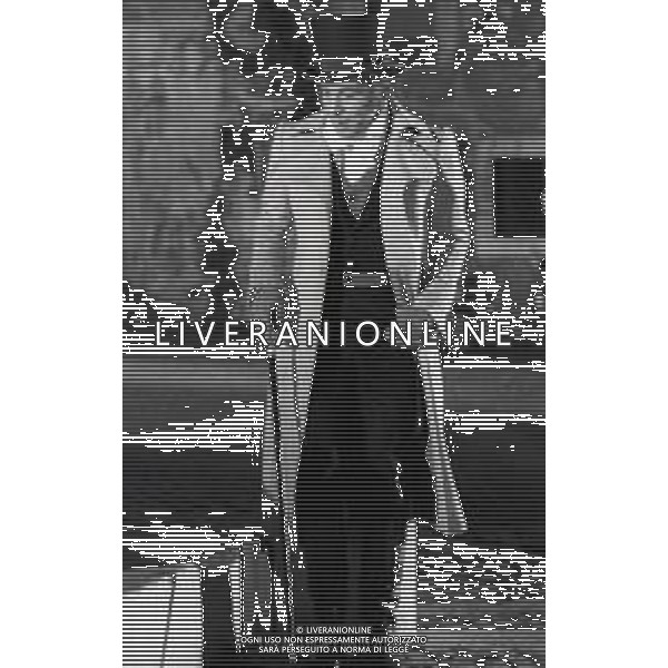 RETROSPETTIVA ENRICO MARIA SALERNO ATTORE NELLA FOTO ENRICO MARIA SALERNO NELL\'ANNO 1969 SUL SET DEL FILM “NELL\'ANNO DEL SIGNORE“ AG ALDO LIVERANI SAS