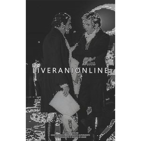 RETROSPETTIVA ENRICO MARIA SALERNO ATTORE NELLA FOTO ENRICO MARIA SALERNO CON ROBERT HOSSEIN NELL\'ANNO 1969 SUL SET DEL FILM “NELL\'ANNO DEL SIGNORE“ AG ALDO LIVERANI SAS