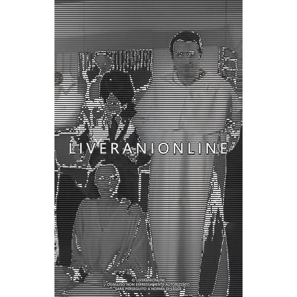 RETROSPETTIVA ENRICO MARIA SALERNO ATTORE NELLA FOTO LUCIA BOSE\' NELL\'ANNO 1970 SUL SET DEL FILM “CIAO GULLIVER“ AG ALDO LIVERANI SAS 