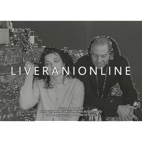 RETROSPETTIVA ENRICO MARIA SALERNO ATTORE NELLA FOTO ENRICO MARIA SALERNO CON VERONICA LARIO NELL\'ANNO 1980 A MILANO PRESENTAZIONE NELLA COMMEDIA TEATRALE “IL MAGNIFICO CORNUTO“ TERRAZZA MARTINI AG ALDO LIVERANI SAS  