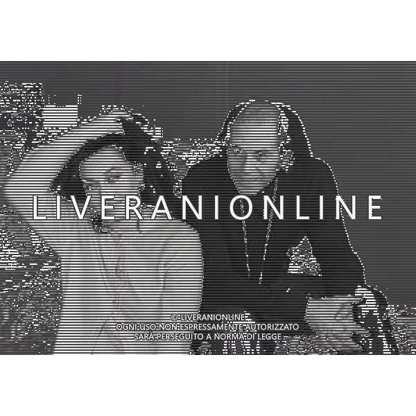 RETROSPETTIVA ENRICO MARIA SALERNO ATTORE NELLA FOTO ENRICO MARIA SALERNO CON VERONICA LARIO NELL\'ANNO 1980 A MILANO PRESENTAZIONE NELLA COMMEDIA TEATRALE “IL MAGNIFICO CORNUTO“ TERRAZZA MARTINI AG ALDO LIVERANI SAS 