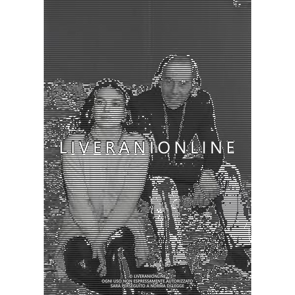 RETROSPETTIVA ENRICO MARIA SALERNO ATTORE NELLA FOTO ENRICO MARIA SALERNO CON VERONICA LARIO NELL\'ANNO 1980 A MILANO PRESENTAZIONE NELLA COMMEDIA TEATRALE “IL MAGNIFICO CORNUTO“ TERRAZZA MARTINI AG ALDO LIVERANI SAS 