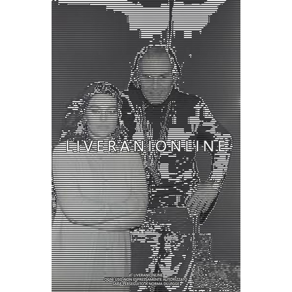 RETROSPETTIVA ENRICO MARIA SALERNO ATTORE NELLA FOTO ENRICO MARIA SALERNO CON VERONICA LARIO NELL\'ANNO 1980 A MILANO PRESENTAZIONE NELLA COMMEDIA TEATRALE “IL MAGNIFICO CORNUTO“ TERRAZZA MARTINI AG ALDO LIVERANI SAS  