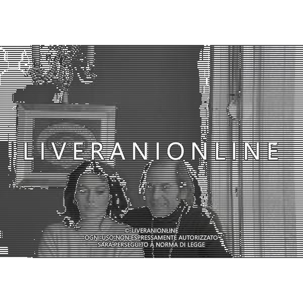 RETROSPETTIVA ENRICO MARIA SALERNO ATTORE NELLA FOTO ENRICO MARIA SALERNO CON VERONICA LARIO NELL\'ANNO 1980 A MILANO PRESENTAZIONE NELLA COMMEDIA TEATRALE “IL MAGNIFICO CORNUTO“ TERRAZZA MARTINI AG ALDO LIVERANI SAS  
