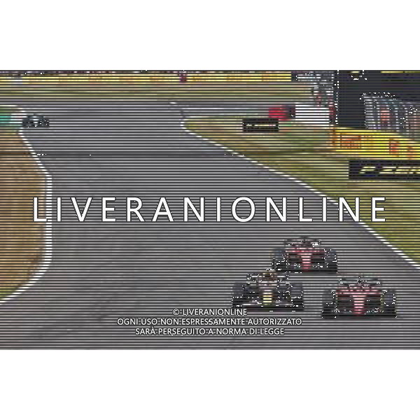 Max Verstappen (NLD) Red Bull Racing RB18 and Carlos Sainz Jr (ESP) Ferrari F1-75 battle for position. 03.07.2022. Formula 1 World Championship, Rd 10, British Grand Prix, Silverstone, England, Race Day. - www.xpbimages.com, EMail: requests@xpbimages.com © Copyright: Davenport / XPB Images/AGENZIA ALDO LIVERANI SAS - ITALY ONLY EDCITORIAL USE ONLY