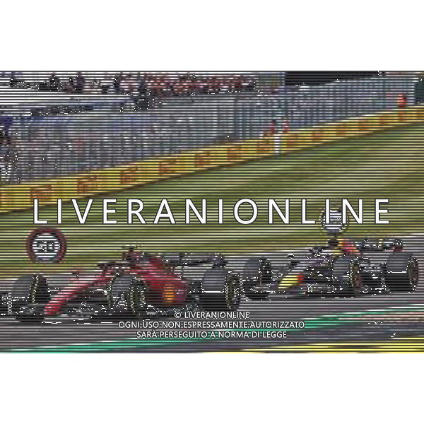 Carlos Sainz Jr (ESP) Ferrari F1-75 leads Max Verstappen (NLD) Red Bull Racing RB18. 03.07.2022. Formula 1 World Championship, Rd 10, British Grand Prix, Silverstone, England, Race Day. - www.xpbimages.com, EMail: requests@xpbimages.com © Copyright: Davenport / XPB Images/AGENZIA ALDO LIVERANI SAS - ITALY ONLY EDCITORIAL USE ONLY