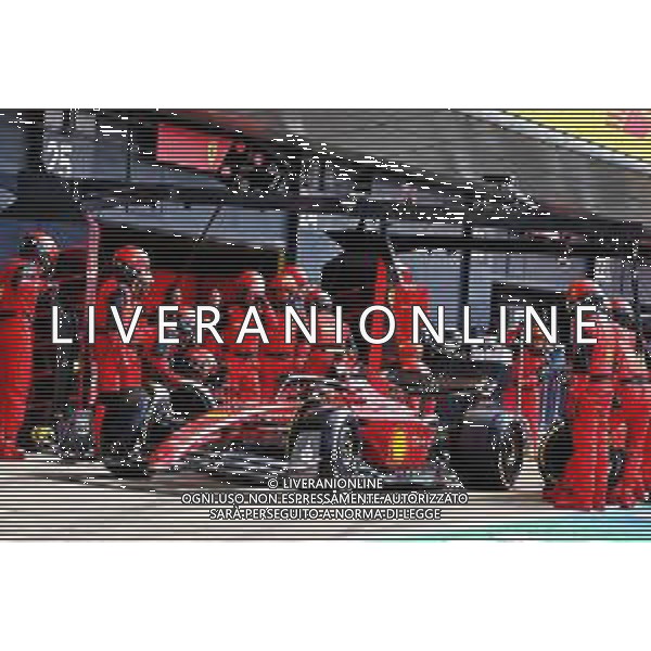 Carlos Sainz Jr (ESP) Ferrari F1-75 makes a pit stop. 03.07.2022. Formula 1 World Championship, Rd 10, British Grand Prix, Silverstone, England, Race Day. - www.xpbimages.com, EMail: requests@xpbimages.com © Copyright: Batchelor / XPB Images/AGENZIA ALDO LIVERANI SAS - ITALY ONLY EDCITORIAL USE ONLY