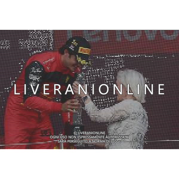 1st place Carlos Sainz Jr (ESP) Ferrari F1-75 presented by Nadine Dorries (GBR) Secretary of State for Digital, Culture, Media and Sport. 03.07.2022. Formula 1 World Championship, Rd 10, British Grand Prix, Silverstone, England, Race Day. - www.xpbimages.com, EMail: requests@xpbimages.com © Copyright: Batchelor / XPB Images/AGENZIA ALDO LIVERANI SAS - ITALY ONLY EDCITORIAL USE ONLY