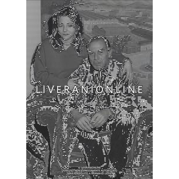 RETROSPETTIVA ENRICO MARIA SALERNO ATTORE NELLA FOTO ENRICO MARIA SALERNO NELL\'ANNO 1982 CON LA FIGLIA CHIARA A TERRAZZA MARTINI MILANO AG ALDO LIVERANI SAS  