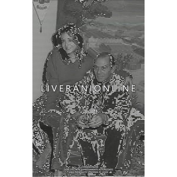 RETROSPETTIVA ENRICO MARIA SALERNO ATTORE NELLA FOTO ENRICO MARIA SALERNO NELL\'ANNO 1982 CON LA FIGLIA CHIARA A TERRAZZA MARTINI MILANO AG ALDO LIVERANI SAS  