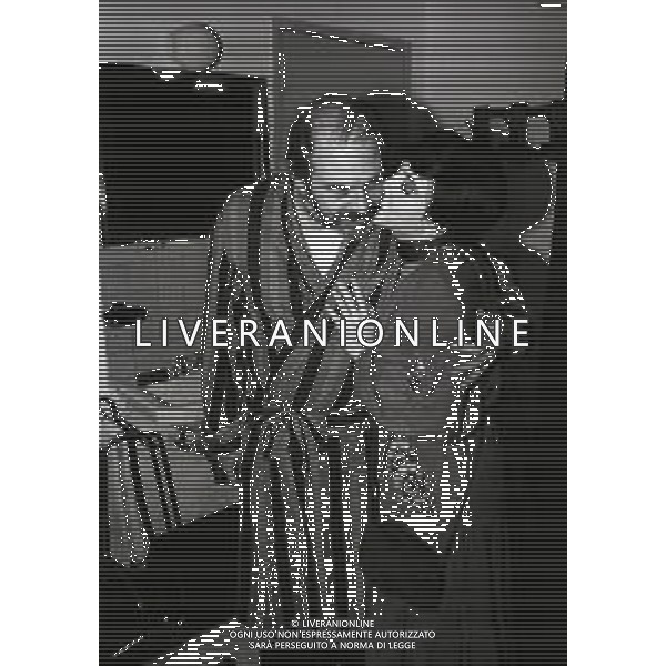 RETROSPETTIVA ENRICO MARIA SALERNO ATTORE NELLA FOTO ENRICO MARIA SALERNO CON CLARA BINOLI NELL\'ANNO 1980 NELLA COMMEDIA TEATRALE “IO,L\'EREDE“ AG ALDO LIVERANI SAS  