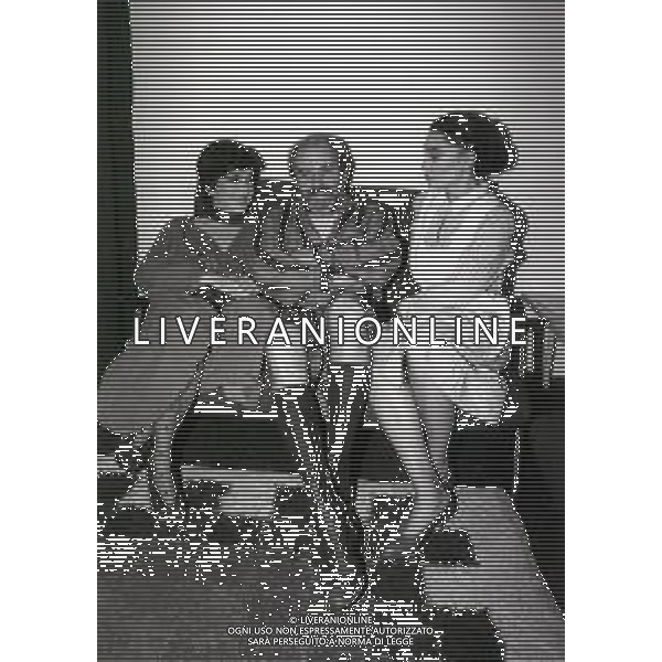 RETROSPETTIVA ENRICO MARIA SALERNO ATTORE NELLA FOTO ENRICO MARIA SALERNO CON CLARA BINOLI E VERONICA LARIO NELL\'ANNO 1980 NELLA COMMEDIA TEATRALE “IO,L\'EREDE“ AG ALDO LIVERANI SAS  