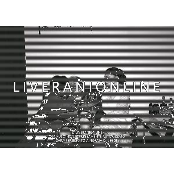 RETROSPETTIVA ENRICO MARIA SALERNO ATTORE NELLA FOTO ENRICO MARIA SALERNO CON CLARA BINOLI E VERONICA LARIO NELL\'ANNO 1980 NELLA COMMEDIA TEATRALE “IO,L\'EREDE“ AG ALDO LIVERANI SAS    