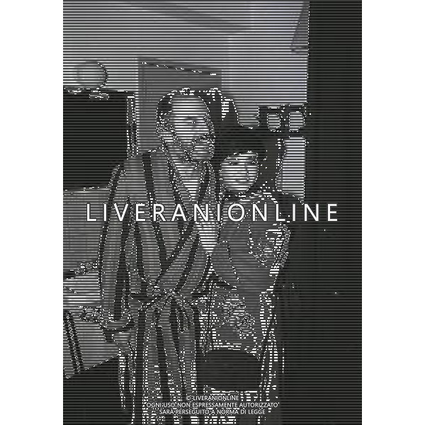 RETROSPETTIVA ENRICO MARIA SALERNO ATTORE NELLA FOTO ENRICO MARIA SALERNO CON CLARA BINOLI NELL\'ANNO 1980 NELLA COMMEDIA TEATRALE “IO,L\'EREDE“ AG ALDO LIVERANI SAS  