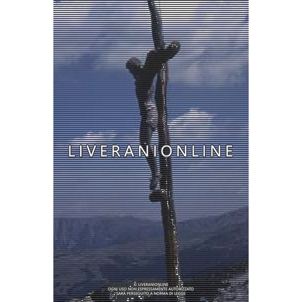 Veduta del Cristo sulla cima del Monte Ciampinoi in Selva Val Gardena, sullo sfondo vista sulle Alpe di Siusi ©Archivio Giovanni Liverani/AG ALDO LIVERANI SAS