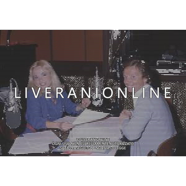 RETROSPETTIVA OSVALDO BEVILACQUA GIORNALISTA E CONDUTTORE TELEVISIVO NELLA FOTO CON MARIA GIOVANNA ELMI NEL 1982 ©ARCHIVIO AG ALDO LIVERANI SAS