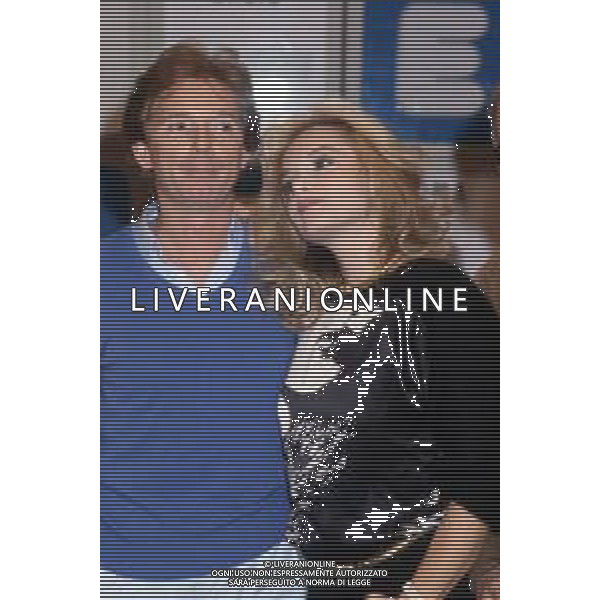 RETROSPETTIVA OSVALDO BEVILACQUA GIORNALISTA E CONDUTTORE TELEVISIVO NELLA FOTO CON MARIA GIOVANNA ELMI NEL 1983 ©ARCHIVIO AG ALDO LIVERANI SAS
