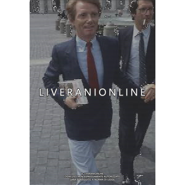 RETROSPETTIVA OSVALDO BEVILACQUA GIORNALISTA E CONDUTTORE TELEVISIVO NELLA FOTO IN PIAZZA SAN PIETRO A ROMA PER INCONTRARE PAPA GIOVANNI PAOLO II NEL 1983 ©ARCHIVIO AG ALDO LIVERANI SAS