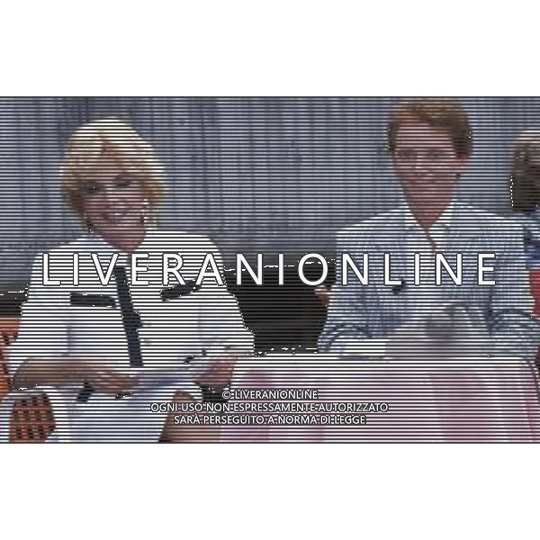 RETROSPETTIVA OSVALDO BEVILACQUA GIORNALISTA E CONDUTTORE TELEVISIVO NELLA FOTO CON MARIA GIOVANNA ELMI NEL 1985 ©Archivio Giovanni Liverani/ AG ALDO LIVERANI SAS
