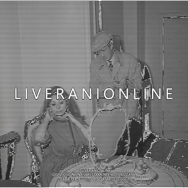 RETROSPETTIVA RAIMONDO VIANELLO E SANDRA MONDAINI ATTORI NELLA FOTO RAIMONDO VIANELLO CON SANDRA MONDAINI A ROMA IL 09-12-1963 AG ALDO LIVERANI SAS 