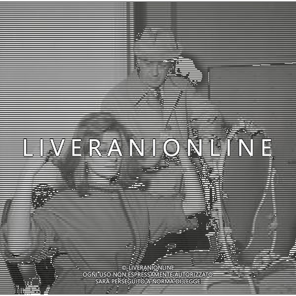 RETROSPETTIVA RAIMONDO VIANELLO E SANDRA MONDAINI ATTORI NELLA FOTO RAIMONDO VIANELLO CON SANDRA MONDAINI A ROMA IL 09-12-1963 AG ALDO LIVERANI SAS 