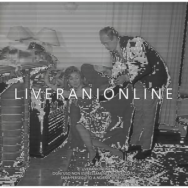 RETROSPETTIVA RAIMONDO VIANELLO E SANDRA MONDAINI ATTORI NELLA FOTO RAIMONDO VIANELLO CON SANDRA MONDAINI A ROMA IL 09-12-1963 AG ALDO LIVERANI SAS 