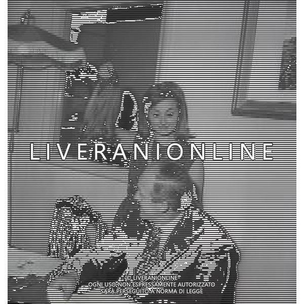 RETROSPETTIVA RAIMONDO VIANELLO E SANDRA MONDAINI ATTORI NELLA FOTO RAIMONDO VIANELLO CON SANDRA MONDAINI A ROMA IL 09-12-1963 AG ALDO LIVERANI SAS 