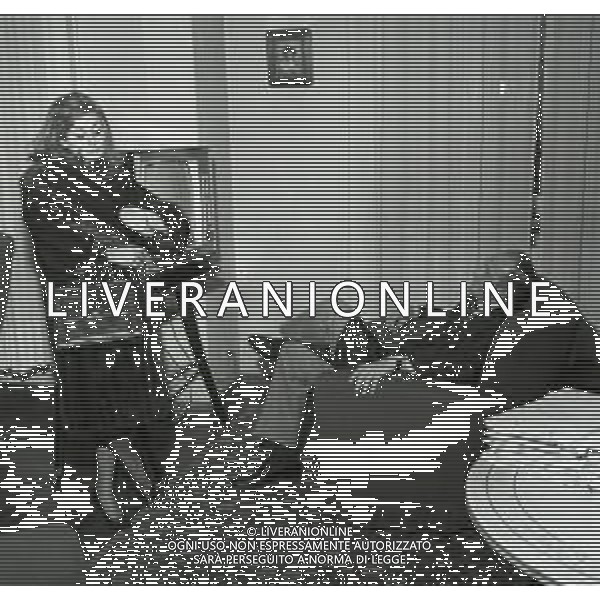 RETROSPETTIVA RAIMONDO VIANELLO E SANDRA MONDAINI ATTORI NELLA FOTO RAIMONDO VIANELLO CON SANDRA MONDAINI A ROMA IL 09-12-1963 AG ALDO LIVERANI SAS 