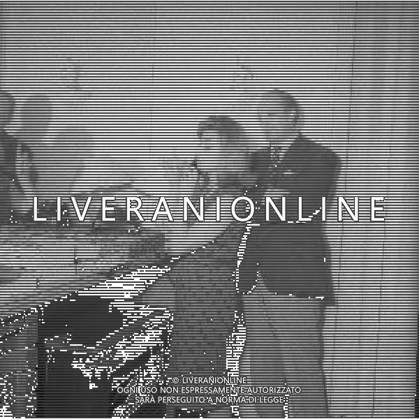 RETROSPETTIVA RAIMONDO VIANELLO E SANDRA MONDAINI ATTORI NELLA FOTO RAIMONDO VIANELLO CON SANDRA MONDAINI A ROMA IL 09-12-1963 AG ALDO LIVERANI SAS 