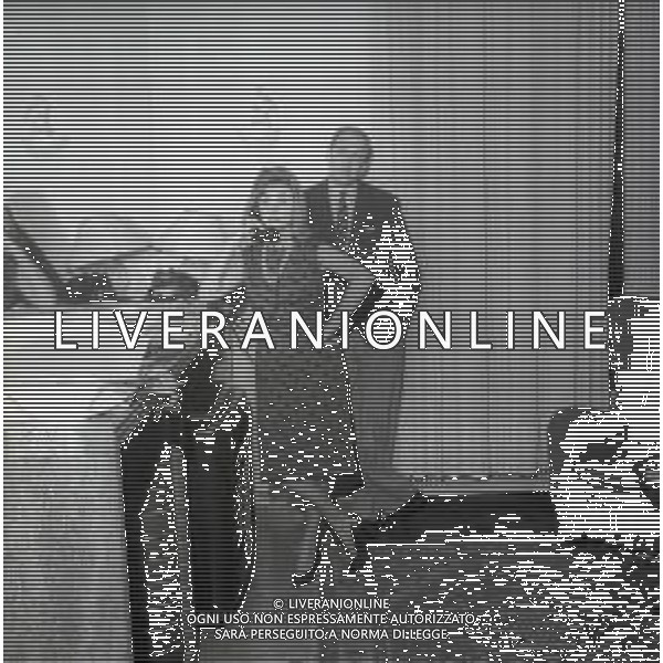 RETROSPETTIVA RAIMONDO VIANELLO E SANDRA MONDAINI ATTORI NELLA FOTO RAIMONDO VIANELLO CON SANDRA MONDAINI A ROMA IL 09-12-1963 AG ALDO LIVERANI SAS 
