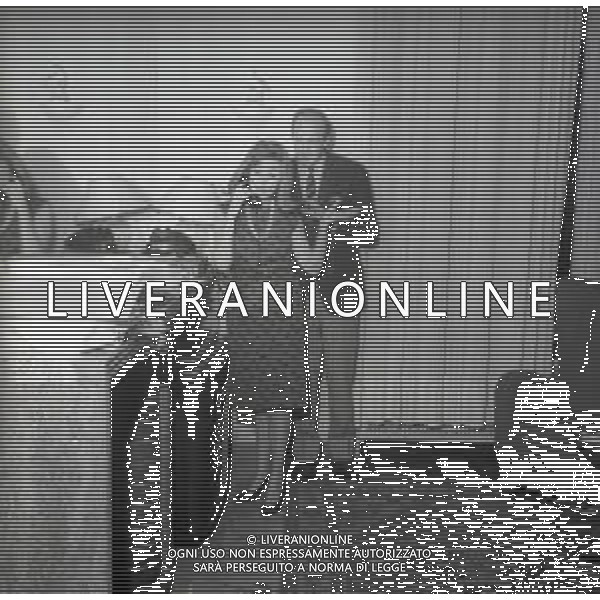 RETROSPETTIVA RAIMONDO VIANELLO E SANDRA MONDAINI ATTORI NELLA FOTO RAIMONDO VIANELLO CON SANDRA MONDAINI A ROMA IL 09-12-1963 AG ALDO LIVERANI SAS 
