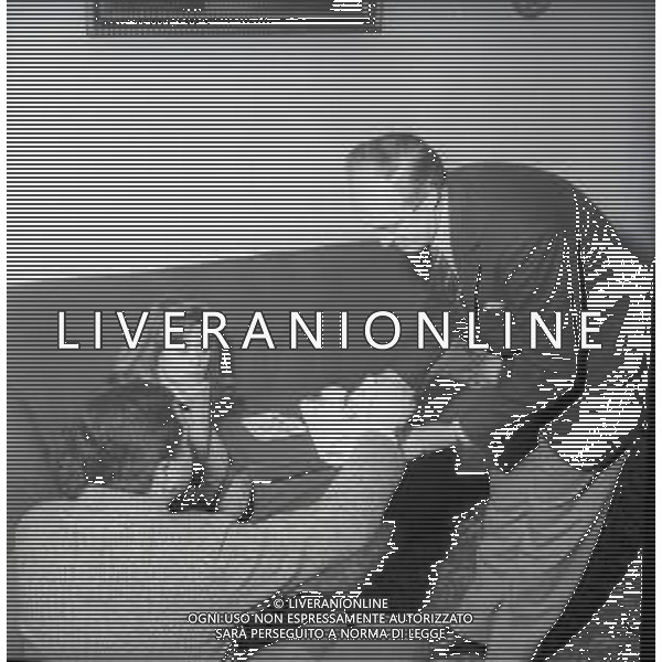 RETROSPETTIVA RAIMONDO VIANELLO E SANDRA MONDAINI ATTORI NELLA FOTO RAIMONDO VIANELLO CON SANDRA MONDAINI A ROMA IL 09-12-1963 AG ALDO LIVERANI SAS 
