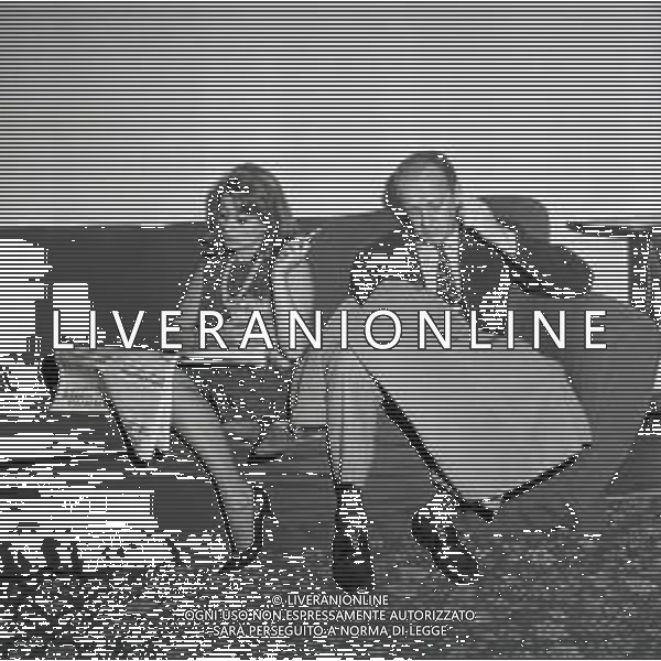 RETROSPETTIVA RAIMONDO VIANELLO E SANDRA MONDAINI ATTORI NELLA FOTO RAIMONDO VIANELLO CON SANDRA MONDAINI A ROMA IL 09-12-1963 AG ALDO LIVERANI SAS 