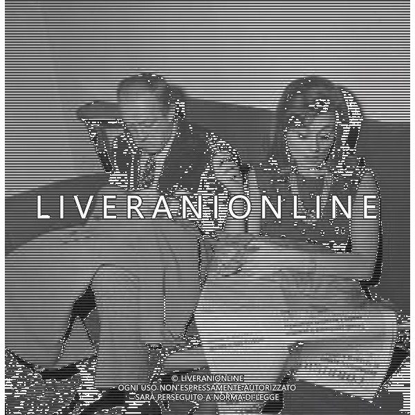 RETROSPETTIVA RAIMONDO VIANELLO E SANDRA MONDAINI ATTORI NELLA FOTO RAIMONDO VIANELLO CON SANDRA MONDAINI A ROMA IL 09-12-1963 AG ALDO LIVERANI SAS 