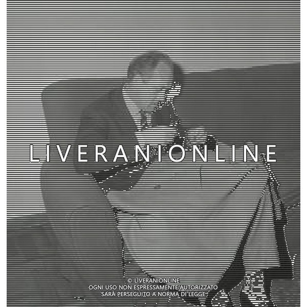 RETROSPETTIVA RAIMONDO VIANELLO E SANDRA MONDAINI ATTORI NELLA FOTO RAIMONDO VIANELLO CON SANDRA MONDAINI A ROMA IL 09-12-1963 AG ALDO LIVERANI SAS 
