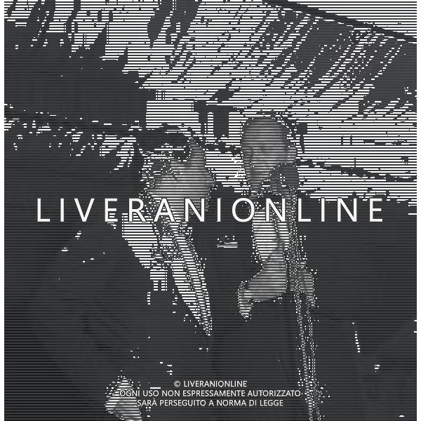 RETROSPETTIVA RAIMONDO VIANELLO E SANDRA MONDAINI ATTORI NELLA FOTO RAIMONDO VIANELLO CON UGO TOGNAZZI A VIAREGGIO NELL\'ANNO 1960 AG ALDO LIVERANI SAS 