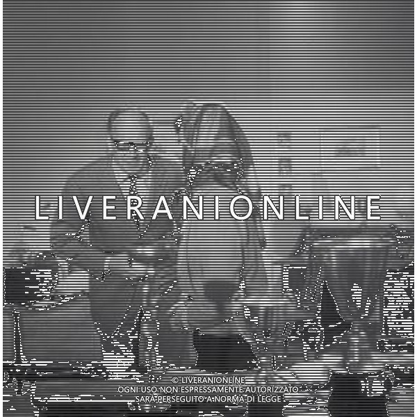 RETROSPETTIVA RAIMONDO VIANELLO E SANDRA MONDAINI ATTORI NELLA FOTO RAIMONDO VIANELLO CON SANDRA MONDAINI NELL\'ANNO 1965 AG ALDO LIVERANI SAS 
