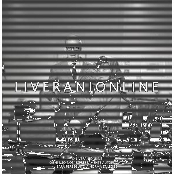 RETROSPETTIVA RAIMONDO VIANELLO E SANDRA MONDAINI ATTORI NELLA FOTO RAIMONDO VIANELLO CON SANDRA MONDAINI NELL\'ANNO 1965 AG ALDO LIVERANI SAS 