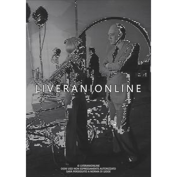 RETROSPETTIVA RAIMONDO VIANELLO E SANDRA MONDAINI ATTORI NELLA FOTO RAIMONDO VIANELLO CON SANDRA MONDAINI E UGO TOGNAZZI NELLO SPOT PUBBLICATARIO “STOCK 84 “NELL\'ANNO 1973 AG ALDO LIVERANI SAS  