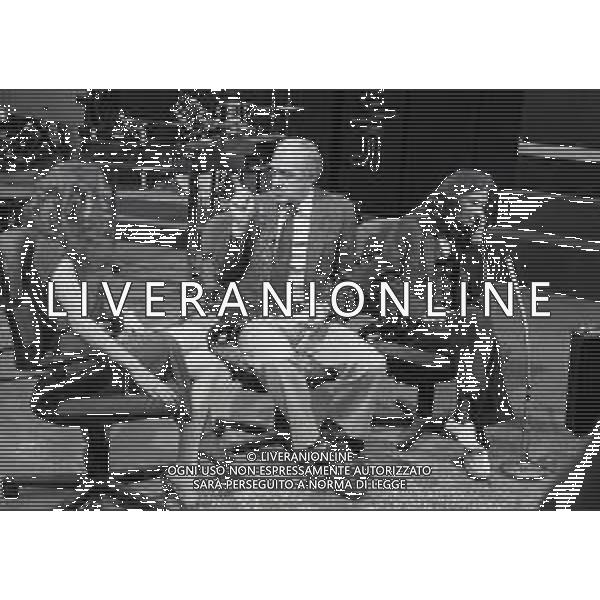 RETROSPETTIVA RAIMONDO VIANELLO E SANDRA MONDAINI ATTORI NELLA FOTO RAIMONDO VIANELLO OSPITE DELLA TRASMISSIONE TELEVISIVA “BLITZ“ NELL\'ANNO 1982 AG ALDO LIVERANI SAS  