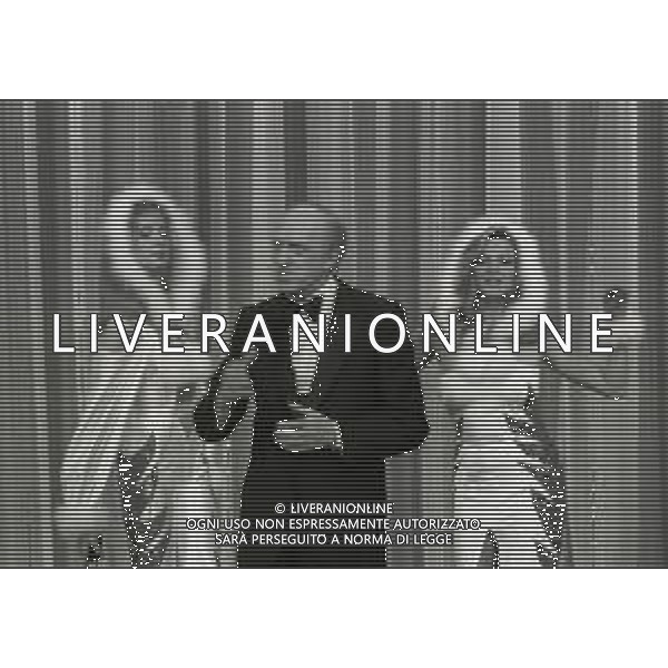 RETROSPETTIVA RAIMONDO VIANELLO E SANDRA MONDAINI ATTORI NELLA FOTO RAIMONDO VIANELLO CON SANDRA MONDAINI ENELLA TRASMISSIONE TELEVISIVA “ATTENTI A NOI DUE“NELL\'ANNO 1983 AG ALDO LIVERANI SAS 