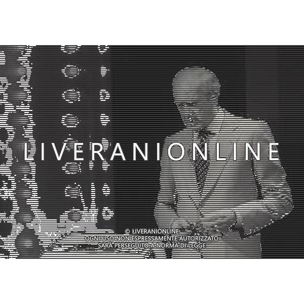 RETROSPETTIVA RAIMONDO VIANELLO E SANDRA MONDAINI ATTORI NELLA FOTO RAIMONDO VIANELLO NELLA TRASMISSIONE TELEVISIVA “SETTE E MEZZO “NELL\'ANNO 1980  AG ALDO LIVERANI SAS