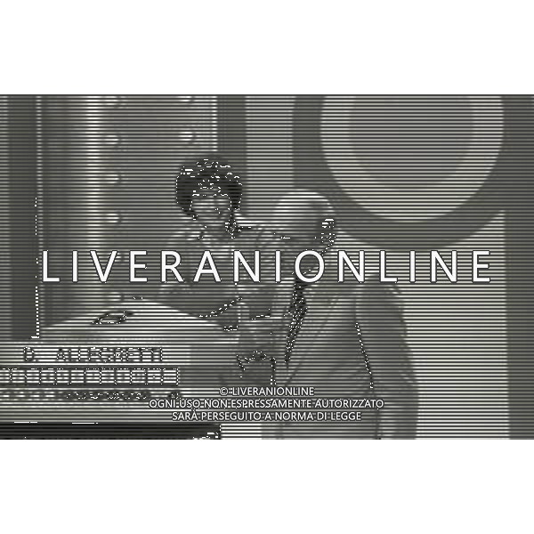 RETROSPETTIVA RAIMONDO VIANELLO E SANDRA MONDAINI ATTORI NELLA FOTO RAIMONDO VIANELLO NELLA TRASMISSIONE TELEVISIVA “SETTE E MEZZO “NELL\'ANNO 1980  AG ALDO LIVERANI SAS