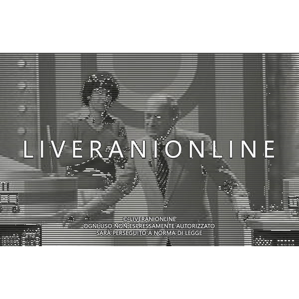 RETROSPETTIVA RAIMONDO VIANELLO E SANDRA MONDAINI ATTORI NELLA FOTO RAIMONDO VIANELLO NELLA TRASMISSIONE TELEVISIVA “SETTE E MEZZO “NELL\'ANNO 1980  AG ALDO LIVERANI SAS
