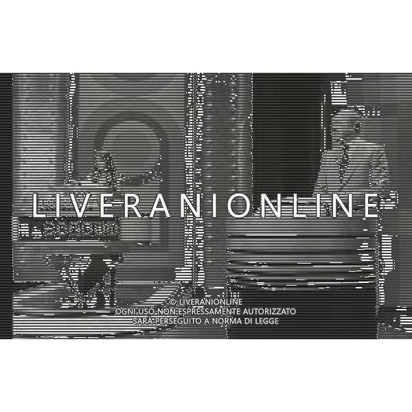 RETROSPETTIVA RAIMONDO VIANELLO E SANDRA MONDAINI ATTORI NELLA FOTO RAIMONDO VIANELLO NELLA TRASMISSIONE TELEVISIVA “SETTE E MEZZO “NELL\'ANNO 1980  AG ALDO LIVERANI SAS 