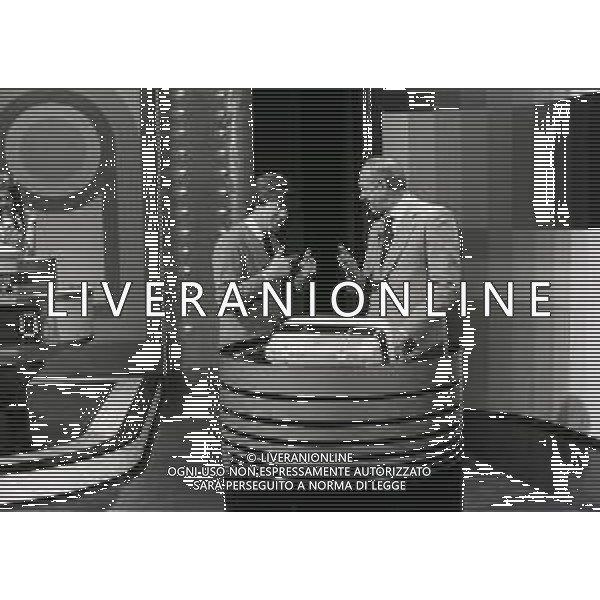 RETROSPETTIVA RAIMONDO VIANELLO E SANDRA MONDAINI ATTORI NELLA FOTO RAIMONDO VIANELLO NELLA TRASMISSIONE TELEVISIVA “SETTE E MEZZO “NELL\'ANNO 1980  AG ALDO LIVERANI SAS 