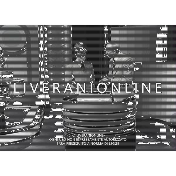 RETROSPETTIVA RAIMONDO VIANELLO E SANDRA MONDAINI ATTORI NELLA FOTO RAIMONDO VIANELLO NELLA TRASMISSIONE TELEVISIVA “SETTE E MEZZO “NELL\'ANNO 1980  AG ALDO LIVERANI SAS