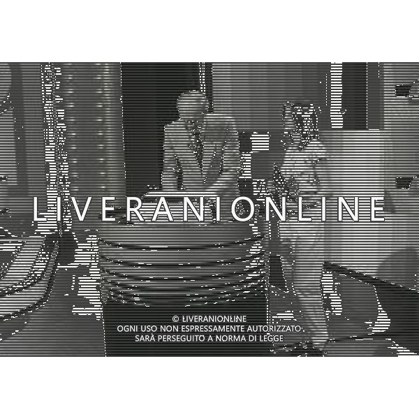 RETROSPETTIVA RAIMONDO VIANELLO E SANDRA MONDAINI ATTORI NELLA FOTO RAIMONDO VIANELLO NELLA TRASMISSIONE TELEVISIVA “SETTE E MEZZO “NELL\'ANNO 1980  AG ALDO LIVERANI SAS