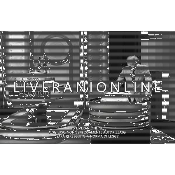 RETROSPETTIVA RAIMONDO VIANELLO E SANDRA MONDAINI ATTORI NELLA FOTO RAIMONDO VIANELLO NELLA TRASMISSIONE TELEVISIVA “SETTE E MEZZO “NELL\'ANNO 1980  AG ALDO LIVERANI SAS  